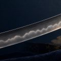 波形の刃文が見える日本刀の刀身を描いたイメージ画像